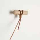 Influences conceptstore WOUD porte manteau bois patere chene Knaegt 7