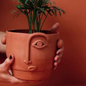 Cache pot visage en terre cuite design Madriguera