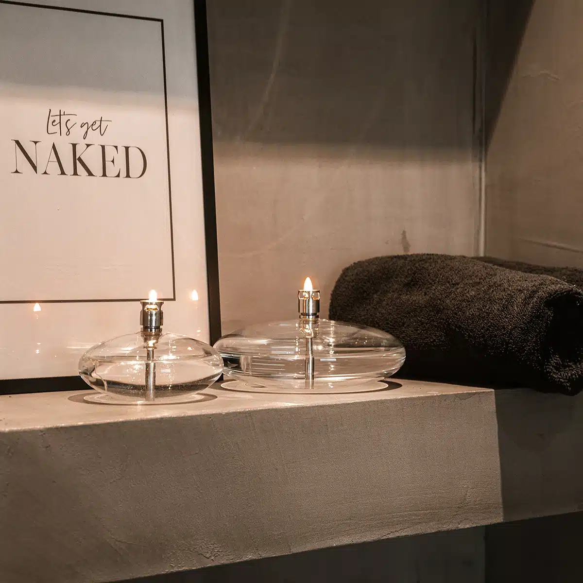 Deux lampes à huile sur étagère