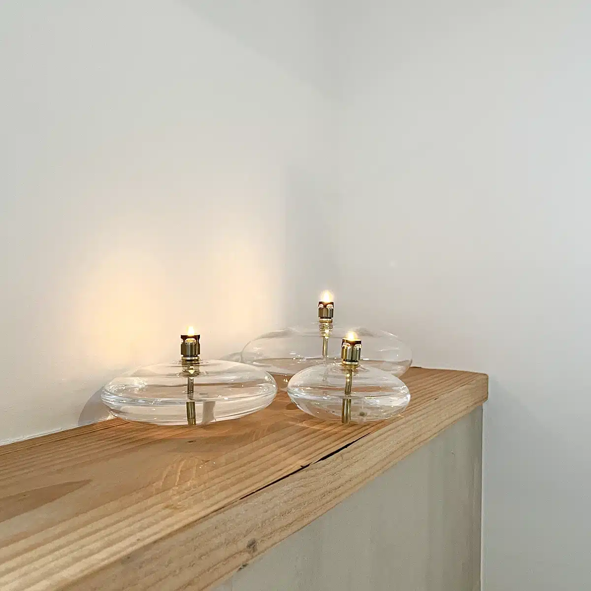 Trois lampes à huile brillantes