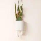 Cache pot blanc suspendu en céramique