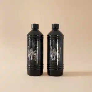 Deux bouteilles d'huile de paraffine pour lampe à huile