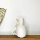Vase en céramique avec une poignée ondulée
