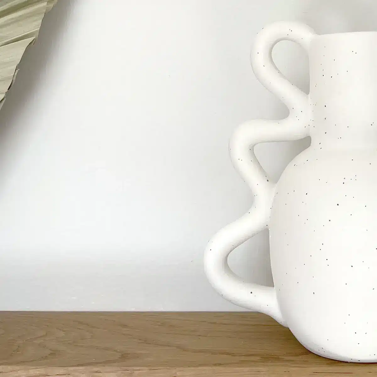 Vase en céramique avec une poignée ondulée