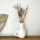 Vase en céramique avec une poignée ondulée