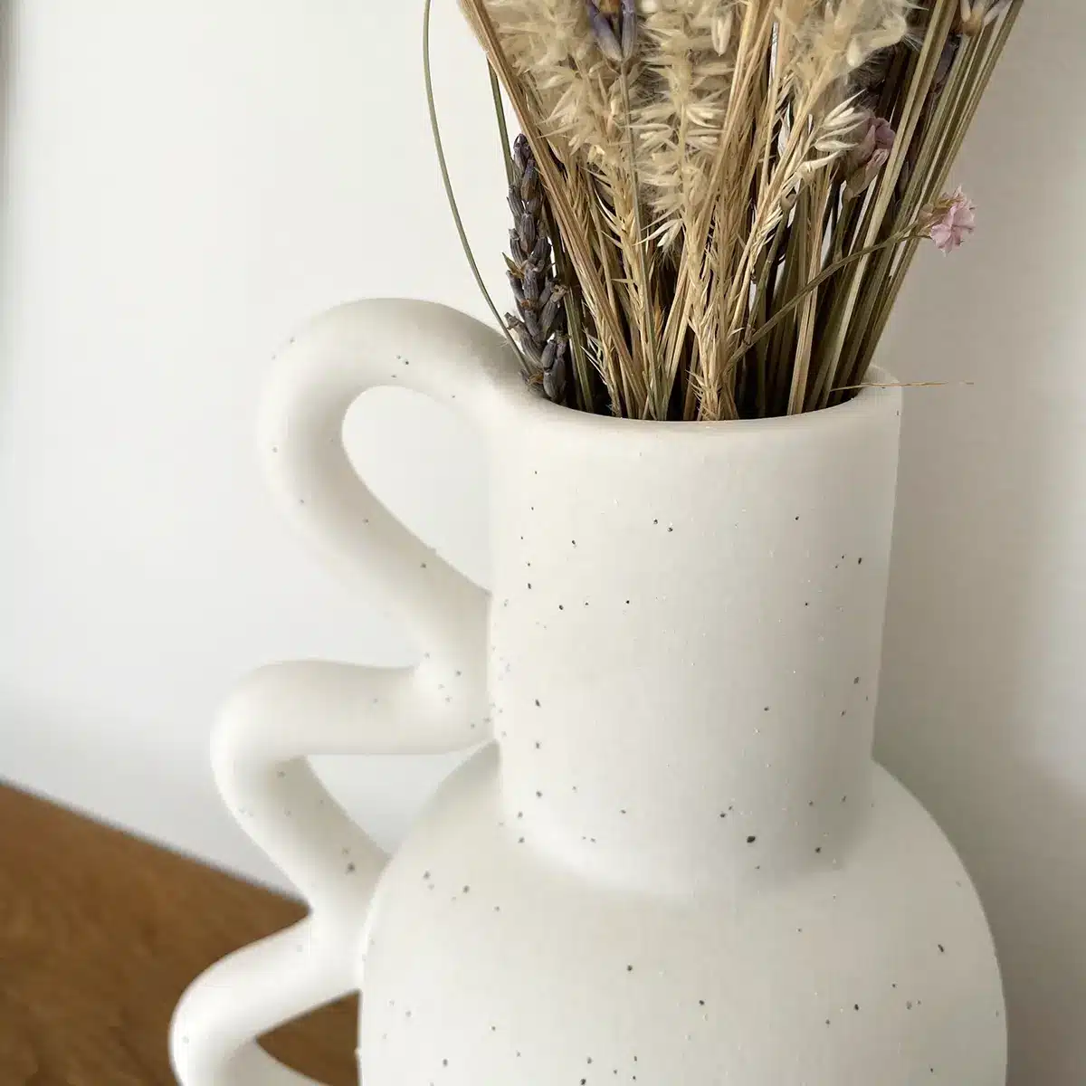 Vase en céramique avec une poignée ondulée