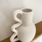Vase en céramique avec une poignée ondulée