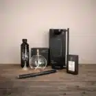 lampe à huile moderne sur une table en bois.