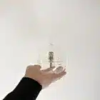 Lampe à huile Peri Living en verre et laiton en verre soufflé, design épuré, idéale pour une ambiance chaleureuse.