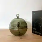 Lampe à huile Peri Living verte en verre soufflé, taille M, vue de face.