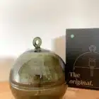 Lampe à huile Peri Living verte en verre soufflé, taille M, vue rapprochée