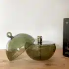 Lampe à huile Peri Living verte en verre soufflé, taille M, couvercle ouvert