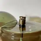 Lampe à huile Peri Living verte en verre soufflé, taille M, détail de l'embout en laiton