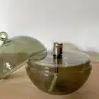 Détail du verre soufflé vert de la lampe à huile Peri Living