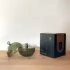 Lampe à huile Peri Living verte en verre soufflé, taille M, vue général avec l'emballage