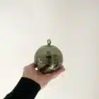 Lampe à huile Peri Living verte en verre soufflé, taille M, vue de face.