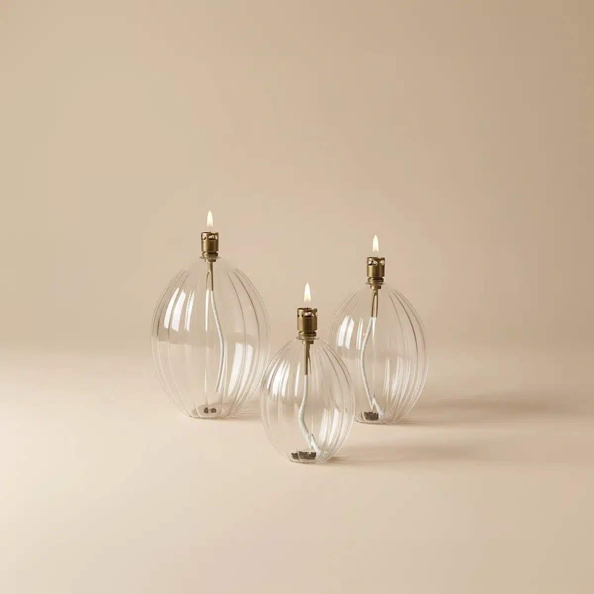 Trois lampes à huile élégantes ovales striées