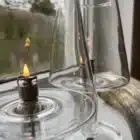 Lampe à huile en verre de table Peri design détail de la flamme