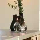 Vases et lampes à huile élégants.