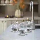 Lampes à huile en verre transparent.